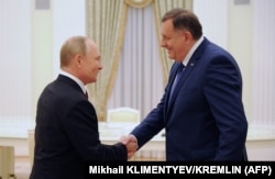 Russian President Vladimir Putin (left) meets with Bosnian Serb leader Milorad Dodik in Moscow in September 2022.