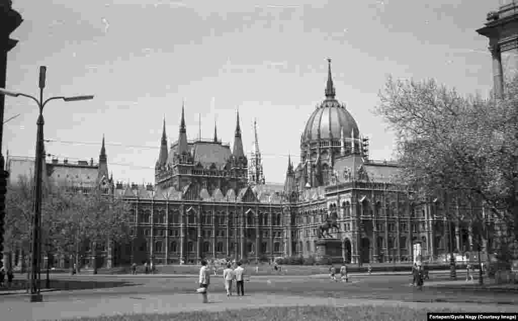 This is how Hungary&rsquo;s parliament building looked in 1960. The Budapest icon had been rebuilt after its devastation during World War II and topped with a 1 1/2-ton red star heralding communist rule in the country.&nbsp; &nbsp;