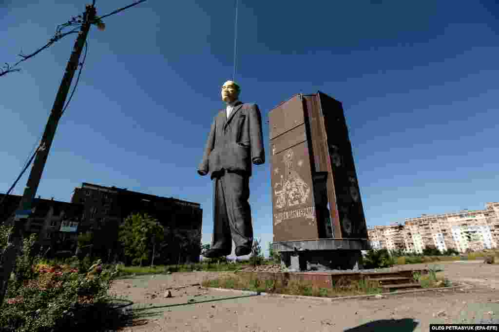 An effigy depicting Russian President Vladimir Putin hangs from a central square in Vuhledar in Ukraine&#39;s Donetsk region.&nbsp;