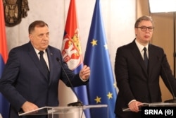 Bosnian Serb leader Milorad Dodik (left) and Serbian President Aleksandar Vucic attend a press conference in Belgrade on April 14.