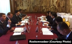A Russian delegation led by then-head of Roskomnadzor Aleksandr Zharov meets with a Chinese delegation led by Ren Xianling, then-deputy minister of the Cyberspace Administration of China, on July 4, 2017.