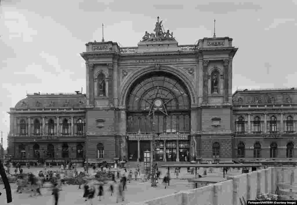 The five-pointed star at the entrance to Keleti Railway Station in 1952. The star is believed to have emerged as a symbol of communist politics due to a 1908 Russian science fiction novel called The Red Star by Bolshevik revolutionary Aleksandr Bogdanov. The book describes a classless socialist society on Mars where such equality has been reached that it&rsquo;s hard to determine even the different genders of the red planet&rsquo;s masses of Martian workers. &nbsp;