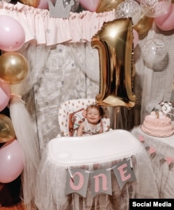 Liza celebrating her first birthday in March 2019. In the description on her blog on Instagram, Iryna wrote simply: "I am the mother of an angel."