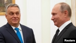 Seen here meeting with Vladimir Putin (right) in 2018, Hungarian Prime Minister Viktor Orban's warm relations with the Russian president and his Kremlin-friendly positions in the current war in Ukraine have not won him many admirers in Kyiv. Now, the recent handover of Ukrainian POWs to Hungary could complicate Ukraine's relationship with Budapest even further. (file photo)