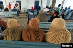 Afghan women living in Pakistan wait to get registered during a proof-of-registration drive at the UNHCR office in Peshawar. (file photo)