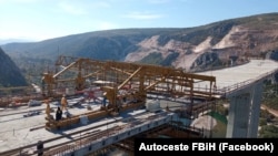 Builders work on the construction of the Pocitelj Bridge in southern Bosnia-Herzegovina within the framework of the Corridor Vc project, which is part of the country's ongoing efforts to improve its transport infrastructure. (file photo)