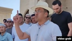 Daulet Tajimuratov speaks to a crowd in Karakalpakstan in July 2022.