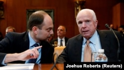 Vladimir Kara-Murza (left) and Senator John McCain prepare to testify before a Senate subcommittee hearing in Washington on March 29, 2017.