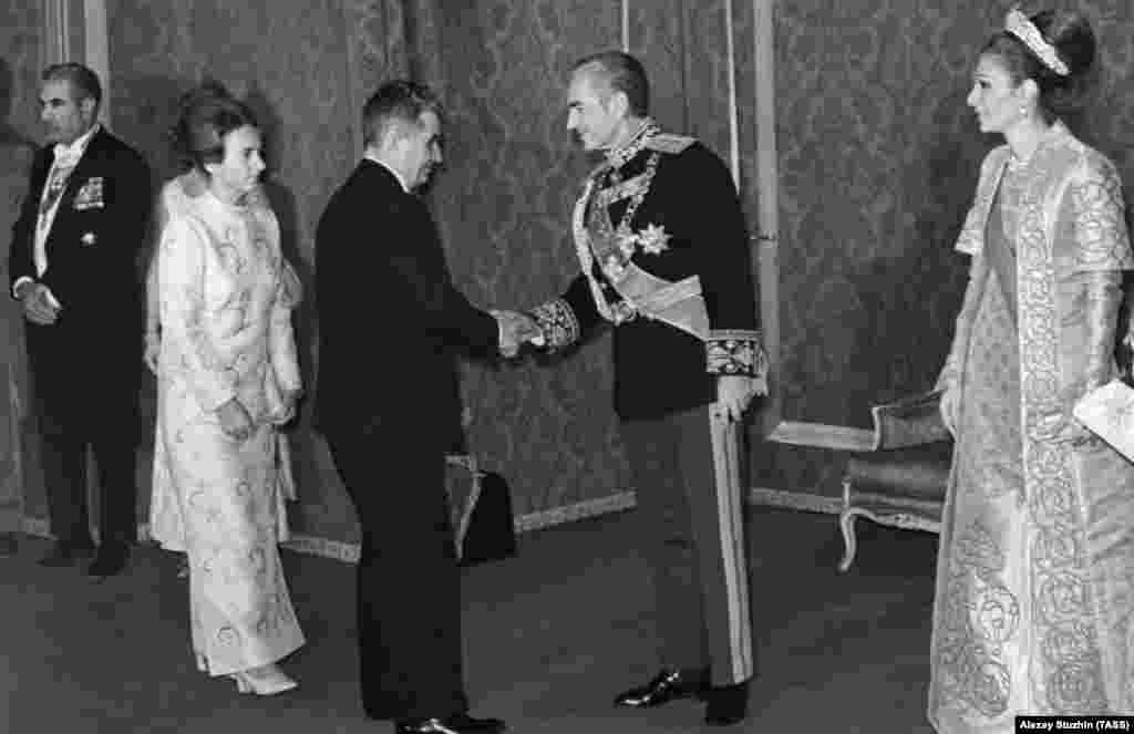 Romanian communist leader Nicolae Ceausescu visits Iran in October 1971. Ceausescu (left) shakes the hand of the shah. Empress Farah is on the right.&nbsp;