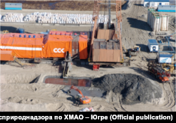 An excavator mixes drilling waste, purportedly to produce “construction material,” on the territory of the Priobskoye oil field in 2010. (Source: Regional branch of Rosprirodnadzor in the Khanty-Mansi Autonomous District)